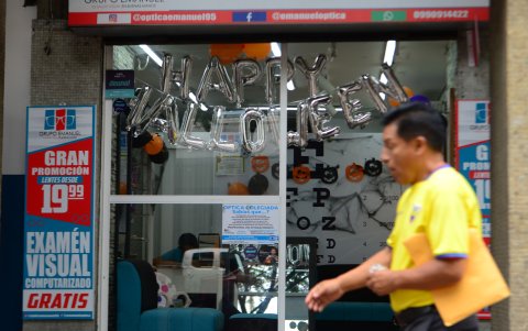 Óptica. Hasta en las tiendas que venden lentes se mezclan las fiestas con las promociones.