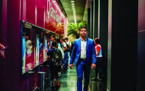 Entidad.- Una persona camina por el exterior del Banco Guayaquil.