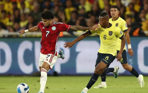Carlos Gruezo (d) de Ecuador disputa el balón con Luis Fernando Díaz de Colombia hoy, en un partido de las Eliminatorias Sudamericanas para la Copa Mundial de Fútbol 2026 entre Ecuador y Colombia en el estadio Rodrigo Paz Delgado en Quito (Ecuador).