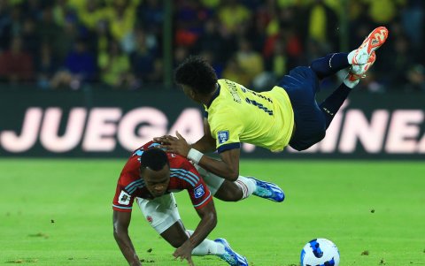 El jugador C. Cuesta fue amonestado luego de una fuerte falta hacia A. Mena.