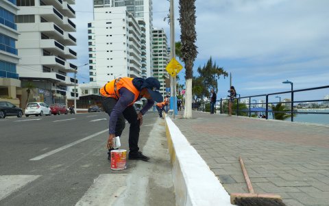 El trabajo busca mejorar el ornato de la urbe. La ciudadanía está satisfecha, sin embargo exige que las acciones no se limiten a la pintura.