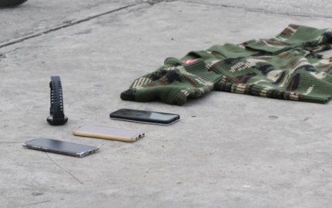 Celulares, chalecos y municiones fueron parte de las evidencias que hallaron a los detenidos.