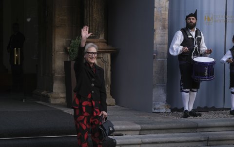 Fue recibida por un grupo de gaiteros en Oviedo.