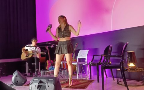 Mar Rendón en su concierto acústico en Supercines.