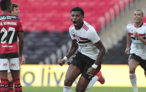 Robert Arboleda es el jugador que más cantidad de pelotas por balón gana en Brasil.