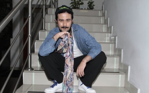 Sebastián es un fuerte crítico de la manera en que se desarrolla el arte en Ecuador.