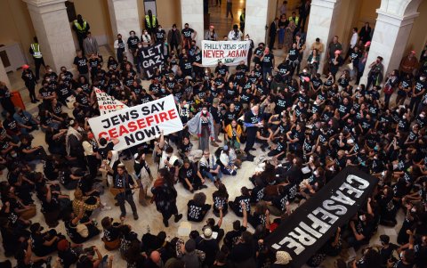 Manifestantes del grupo de campaña 'Voz Judía por la Paz' protagonizan una protesta dentro del Edificio del Capitolio de Estados Unidos en Washington DC, este miércoles 18 de octubre de 2023.