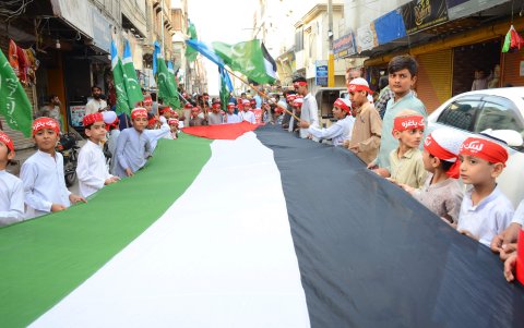 Hyderabad (Pakistán). Niños paquistaníes despliegan una bandera palestina durante una protesta en solidaridad con el pueblo palestino.