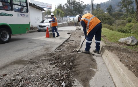 Cuadrillas de la Epmmop retiran los escombros de las cunetas.