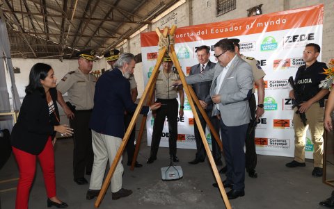 Acto.- El ministro del Interior, Juan Zapata, en el acto de poner la primera piedra en el edificio para la Policía Nacional en el Puerto de Guayaquil.