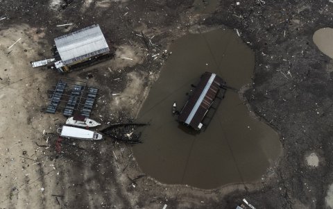 Fotografía aérea donde se observa parte del río Amazonas, en Manaos (Brasil).