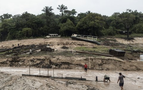 Personas trabajan este mes de octubre de 2023, en el río Amazonas, en Manaos (Brasil).