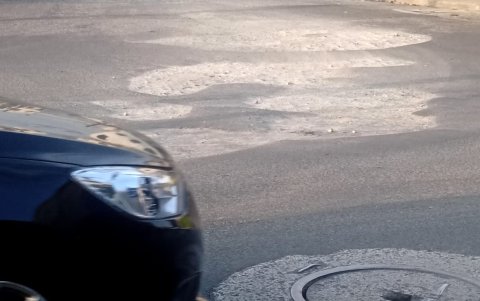 Los conductores denuncian que sus vehículos han sufrido una serie de daños causados por los baches.