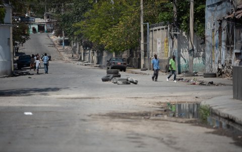 Vista de calles casi completamente vacías, debido a los enfrentamientos entre bandas armadas en Puerto Príncipe.