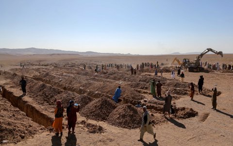 Personas cavando fosas para enterrar a fallecidos en el terremoto que golpeó el oeste de Afganistán.