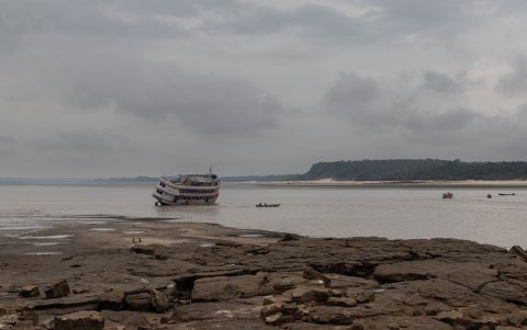 Un barco varado en una zona seca del río como Marina do Davi, en Manaos, Amazonas, Brasil.