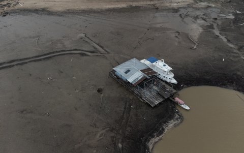 Fotografía tomada con un drone de una estación flotante y un barco inmovilizado en una zona seca del río como Marina do Davi, en Manaos, Amazonas, Brasil.