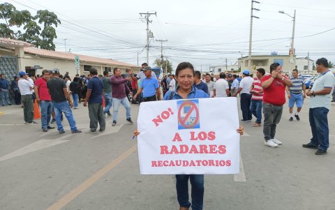 Los ciudadanos llegaron con pancartas para participar de la protesta pacífica.