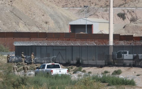 El gobernador texano, el republicano Greg Abbott, extendió la alambrada al límite de Texas con Nuevo México, donde ambos estados estadounidenses se unen con el estado mexicano de Chihuahua.