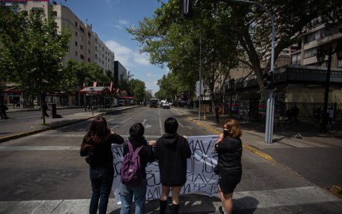 Estudiantes se concentran en la Plaza de santiago para conmemorar el cuarto aniversario del estallido social, en Santiago (Chile).