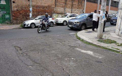 Las grietas y huecos se encuentran en toda la vía que colinda con la calle Río Frío esta fue intervenida en la administración del exalcalde Santiago Guarderas.