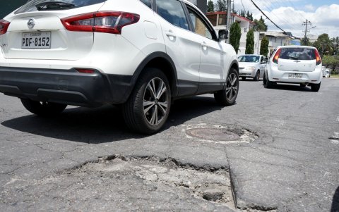 Los vehículos y transeúntes deben esquivar los huecos que se formaron en la calle Antonio Marchena y 10 de Agosto