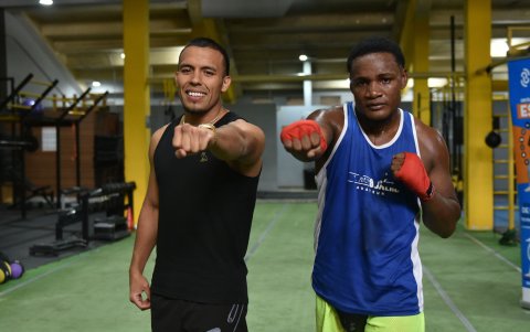 Arnold González (i) pone en juego su invicto en el combate ante Edwin Bennett (d).