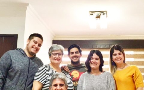 Con su familia.