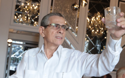 El cumpleañero brinda con sus invitados.