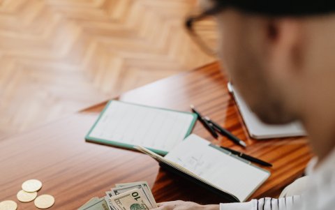 Destine un porcentaje de sus ingresos para el ahorro