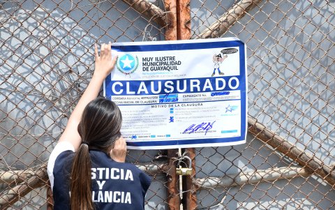 Hecho. Se colocaron sellos de clausura en el sitio.