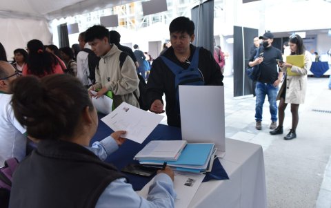 Personas entregaban las hojas de vida para aplicar a una vacante.