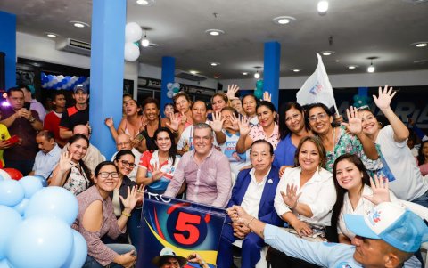 Pedro Solines (c), alcalde correísta de Milagro, no logró inscribir su lista para la elección.