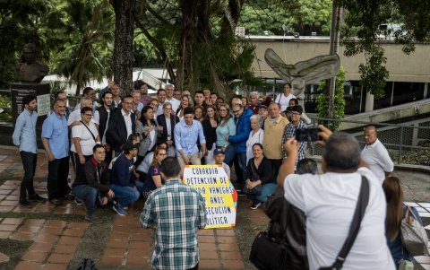 Un grupo de personas participar en un acto de campaña electoral para la elecciones primarias opositoras, en Caracas (Venezuela).
