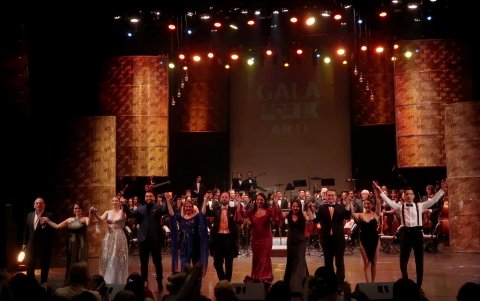Fueron 75 artistas en escena, acompañados por la Orquesta Filarmónica Municipal.
