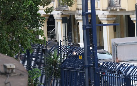 Escena. Los cercos eléctricos sobre las rejas del Malecón.