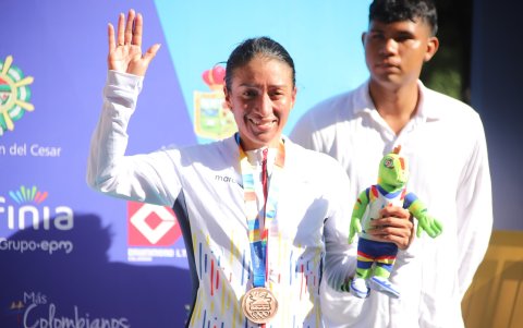 Rosalba Chacha con la medalla de bronce que alcanzó en los Juegos Bolivarianos.
