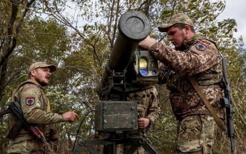 Militares ucranianos de la 128.ª Brigada de Asalto de Montaña instalan un sistema portátil de misiles guiados antitanque (ATGM) 'Skif' en un lugar no revelado de la región de Zaporizhia.