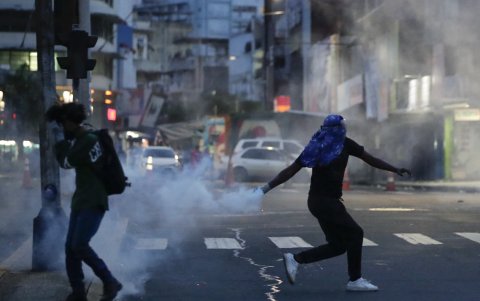 Manifestantes protestan contra el posible contrato para la minera canadiense FQM, frente a la Asamblea Nacional en Ciudad de Panamá (Panamá).