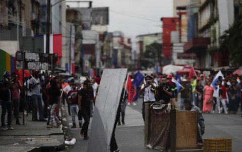 Decenas de manifestantes se lanzaron a las calles  en Ciudad de Panamá, mientras la Asamblea Nacional discutía sobre el modificado proyecto ley con Minera.