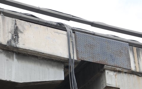 Huecos. Del otro lado peatonal y ciclovía del puente hacen falta 95 tapas entre pequeñas y grandes de cableado y barandas.