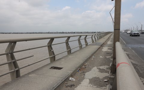 En la calzada se ve también una serie de afectaciones.