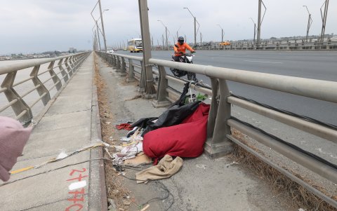 En el puente Nicolas Lapentti, las personas incluso duermen. Hay denuncias al respecto.