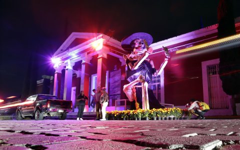 Fotografía de catrinas monumentales el 20 de octubre de 2023, en el marco del Festival Valle de Catrinas, en el municipio de Atlixco, en Puebla (México).