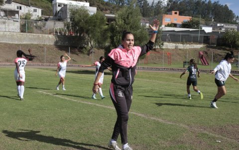 Las jóvenes futbolistas siguen con atención las indicaciones de Olvera.