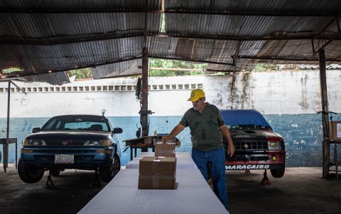 Ciudadanos asisten a votar faltando poco tiempo para el cierre de las mesas, hoy, en las elecciones primarias de la oposición, en Maracaibo (Venezuela).