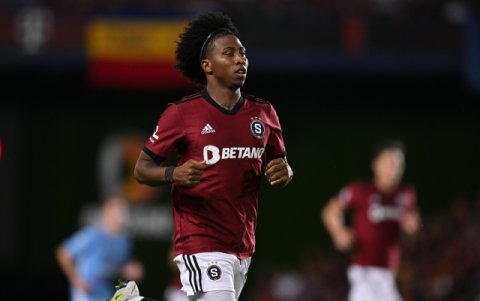 Angelo Preciado no sumó minutos en la goleada 4-0.