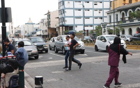 Riesgo. Los peatones a diario se ven obligados a esquivar los vehículos.