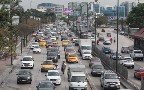 Atascos. Conducir en la avenida de Las Américas es un caos.