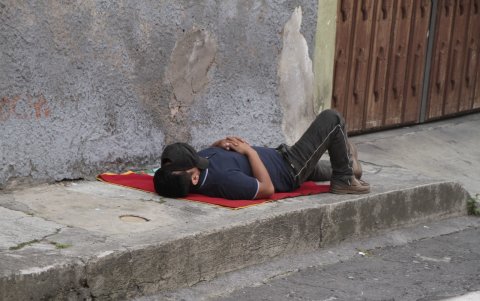 Algunos, luego de comer, se quedan a dormir en las veredas, lo que genera malestar y sensación de inseguridad.